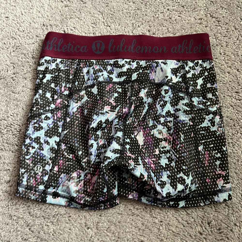 EUC Lululemon 4” Inseam Bike Shorts - Size 4 - Picture 4 of 6